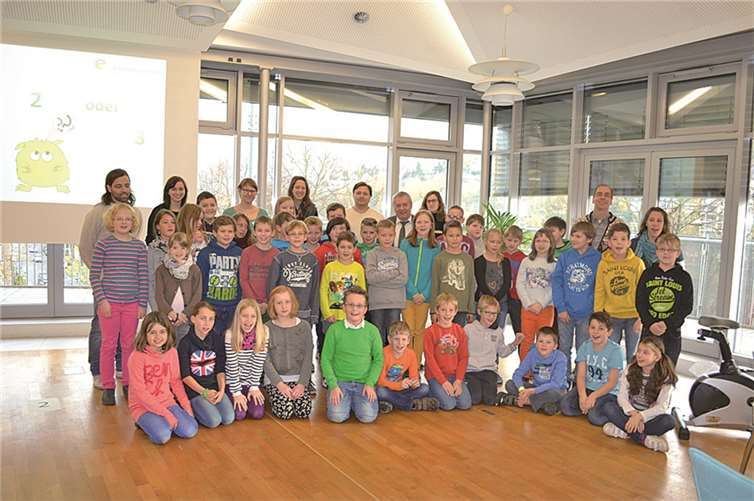 Landrat Manfred Schnur (h.M.) begrüßte die jungen Energieexperten der Grundschule Lutzerath.Privat