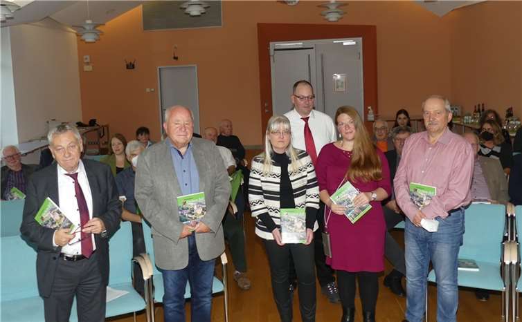 Landrat Manfred Schnur hatte die Autorinnen und Autoren zur Vorstellung des Heimatjahrbuches eingeladen. Fotos: TE
