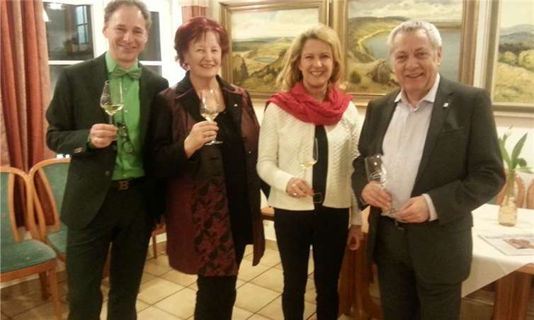 Landrat Manfred Schnur hielt im Beisein von Staatssekretärin Heike Raab die Laudatio auf den Künstler. TE