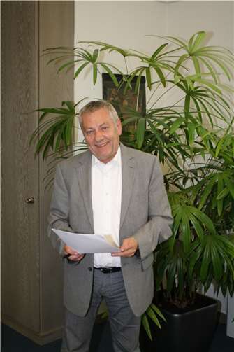 Landrat Manfred Schnur ist seit vielen Jahren ein verlässlicher Ansprechpartner in der Politik. Jetzt feierte er ein 50-jähriges Dienstjubiläum. Foto: TE
