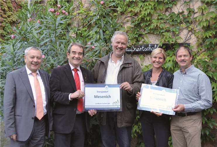 Landrat Manfred Schnur, l., übergibt die Förderzusagen von Bund und Land an Ortsbürgermeister Peter Haase, m. Bürgermeister Helmut Probst, 2.v.l., freut sich mit der Gemeinde über die Zuwendungen.privat