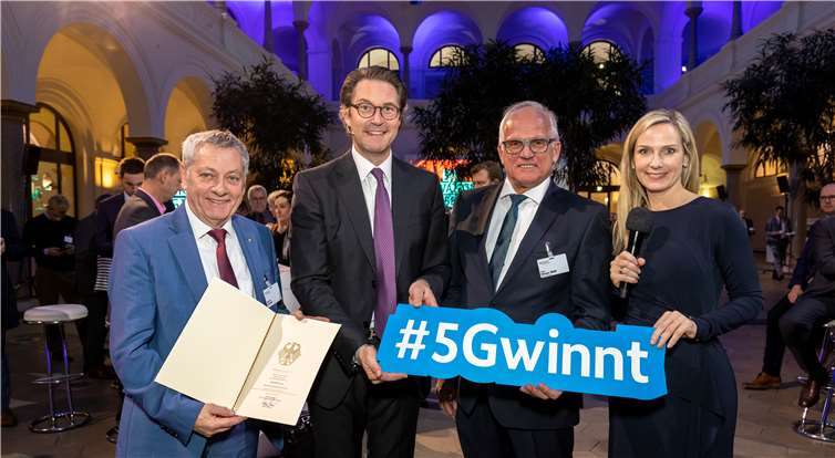 Landrat Manfred Schnur (li.) und Peter Bleser, MdB (CDU) (2.v.r.) nahmen den Preis in Empfang.Bildquelle: deckbar.de