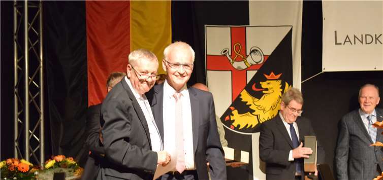 Landrat Manfred Schnur (li.) verabschiedete Hans - Jürgen Sehn, seinen ehemaligen Stellvertreter.Foto: Kreisverwaltung Cochem - Zell