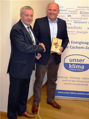 Landrat Manfred Schnur (links) dankt dem ehemaligen Vorstandsmitglied Edwin Staudt (rechts) für seine sechsjährige aktive Tätigkeit im Vorstand.privat