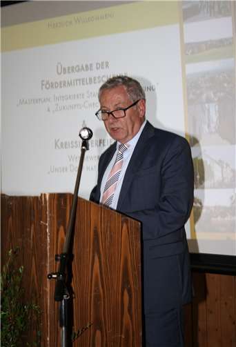 Landrat Manfred Schnur lobte die Arbeit der Kommunen und übergab Förderbescheide und Urkunden für die Kreissieger.