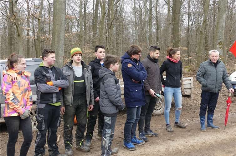 Landrat Manfred Schnur (re.) bedankte sich bei den Schülerinnen und Schülern für ihren vorbildlichen Einsatz.