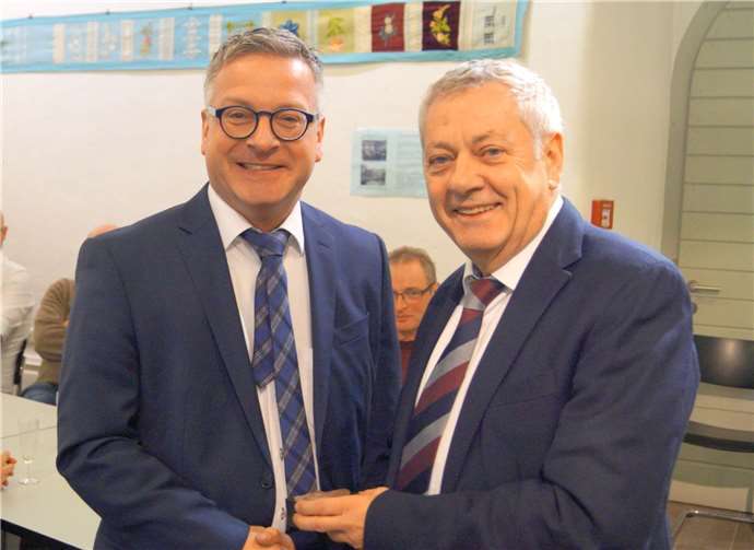 Für die stets gute Zusammenarbeit gedankt Landrat Manfred Schnur (re.) zeichnete den verdienten Kommunalpolitiker Philipp Thönnes mit einer Medaille aus.