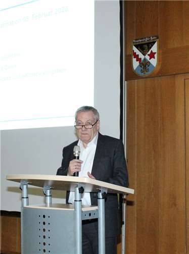 Landrat Manfred Schnur stellte den Begin des Ausbaus Ende Mai-Anfang Juni in Aussicht.