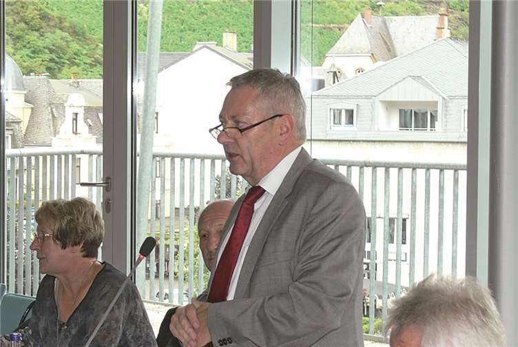 Landrat Manfred Schnur stellte den Gesetzentwurf zur Diskussion.