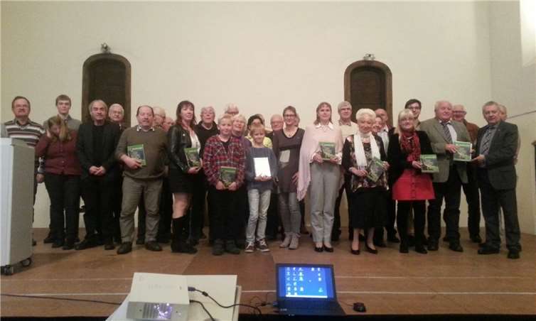 Landrat Manfred Schnur stellte im Kapuzinerkloster das neue Heimatjahrbuch des Landkreises Cochem-Zell und seine Autoren vor.TE