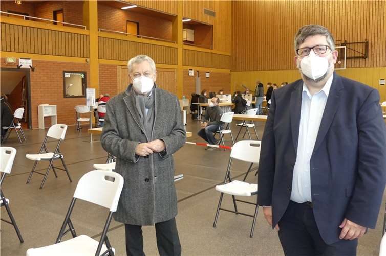 Landrat Manfred Schnur übergab die neue Impfstation des Landkreises im Beisein von Verbandsbürgermeister Wolfgang Lambertz seiner Bestimmung. Fotos: TE