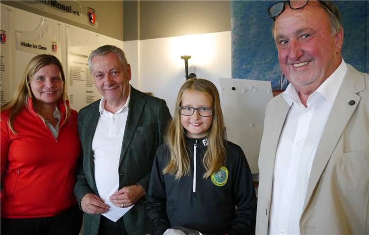 Landrat Manfred Schnur überreichte im Beisein von Landesjugendwartin Cornelia Obrecht und Präsident Manfred Ostermann den Sonderpreis an die jüngste Teilnehmerin Anna Bonerz. Privat