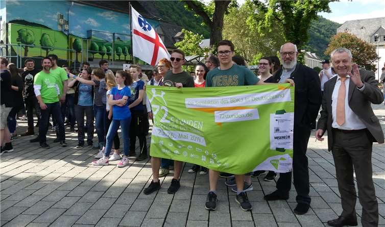 Landrat Manfred Schnur und Dechant Walter Fuß hießen die engagierten Jugendlichen zur bundesweiten 72-Stunden-Aktion des BDJK auf dem Cochemer Endertplatz willkommen.