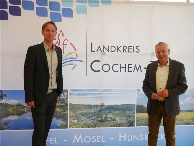 Landrat Manfred Schnur und Frank Lenz von der Hochschule für öffentliche Verwaltung berichten gemeinsam über ihre Erfahrungen im Bereich der Verwaltungsmodernisierung und -digitalisierung. Quelle: Kreisverwaltung Cochem-Zell