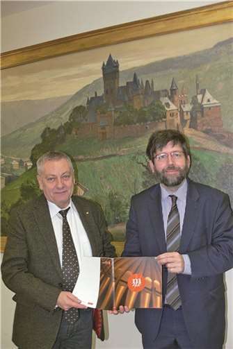 Landrat Manfred Schnur und Stadtbürgermeister Wolfgang Lambertz präsentieren bei einer Pressekonferenz den Mosel-Kultursommer 2015. TE
