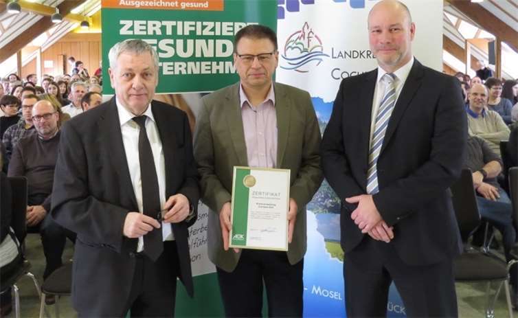 Landrat Manfred Schnur und der Vorsitzende des Personalrates, Karl Lenz, nahmen die Urkunde von Christoph Loersch entgegen.  Kreisverwaltung Cochem-Zell