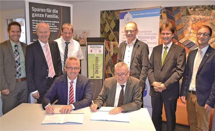 Landrat Manfred Schnur und evm-Vorstandsvorsitzender Josef Rönz bei der Vertragsunterzeichnung. Energieversorgung Mittelrhein AG