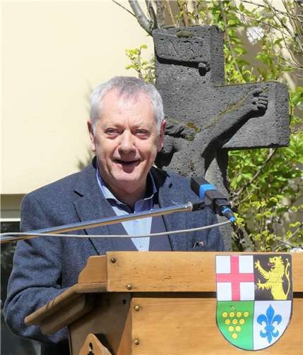 Landrat Manfred Schnur und weitere Ehrengäste gratulierten der Ortsgemeinde Müden zu dem erfolgreichen Projekt.
