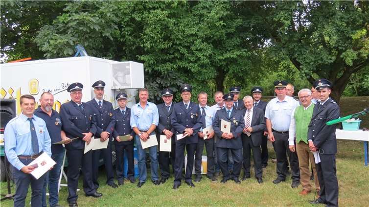 Landrat Manfred Schnur verlieh das Goldene Feuerwehr-Ehrenzeichen für 35 Jahre aktive Tätigkeit an elf Feuerwehrmänner und für 45 Jahre aktive Tätigkeit an sieben Feuerwehrmänner. Foto: VG Kaisersesch/Norbert Fuhrmann