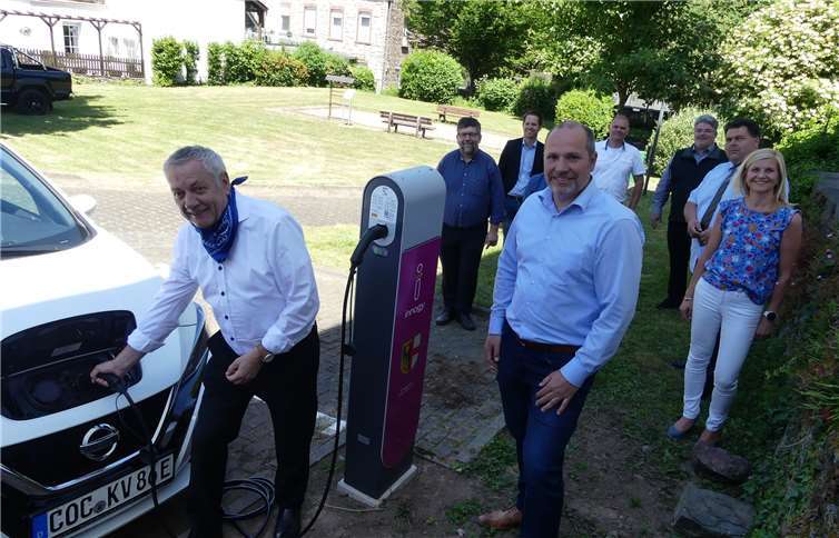 Landrat Manfred Schnur war bei der offiziellen Übergabe der neuen Ladestation für E-Autos im Ortsteil Ellenz persönlich vor Ort. Foto: TE