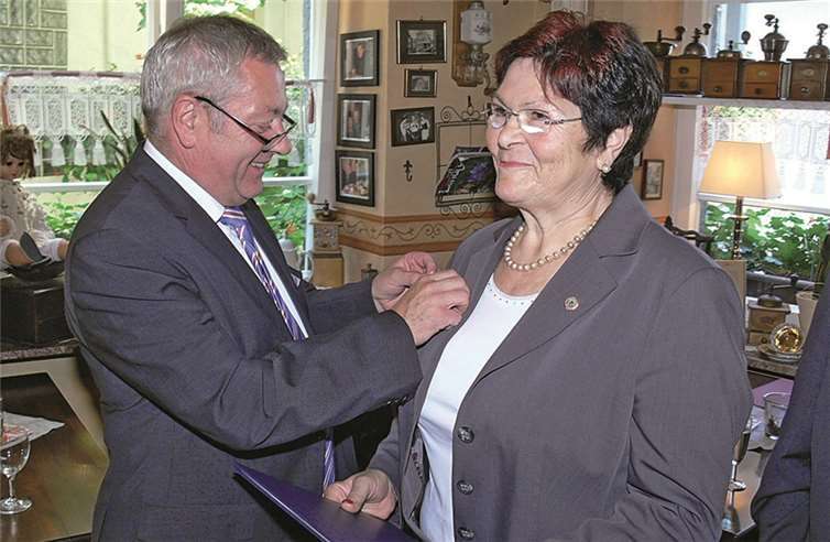 Landrat Manfred Schnur war es eine Freude, der Geehrten die Medaille des Landes Rheinland-Pfalz persönlich ans Revers zu heften.