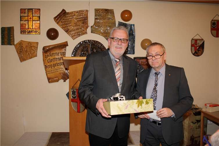 Landrat Manfred Schnur würdigte Karl-Heinz Münichs gemeinnütziges Engagement unter anderem mit einem Präsent.