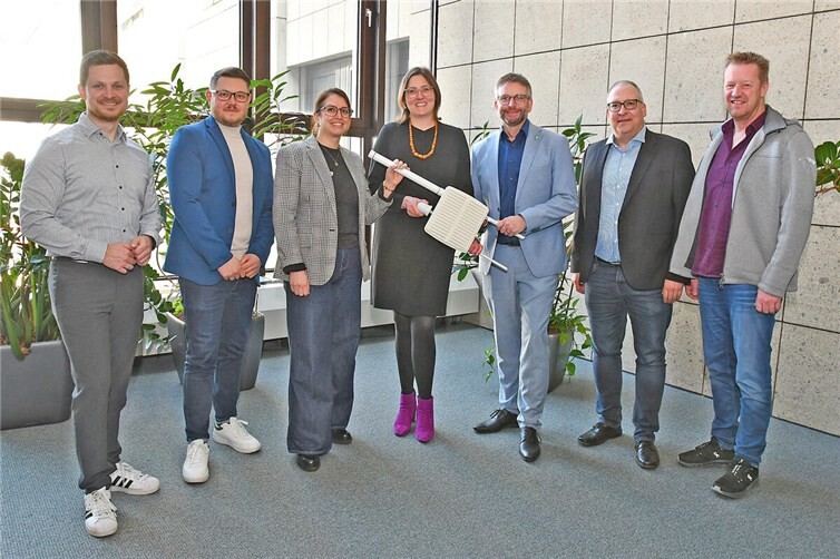 Landrat Marko Boos (3. von rechts), Kathrin Laymann, Bürgermeisterin der Verbandsgemeinde Rhein-Mosel (Mitte), sowie Vertreter des WVZ Maifeld-Eifel und der Smarten Region MYK10 präsentieren eine LoRaWAN-Antenne. Foto: Kreisverwaltung MYK/Damian MorcinekFoto: Kreisverwaltung Mayen-Koblenz