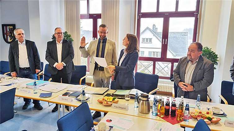 Landrat Marko Boos (Mitte) bei der Wahl zum Vorsteher des Wasserversorgungs-Zweckverbands Maifeld-Eifel.  Foto: Kreisverwaltung MYK/Boos