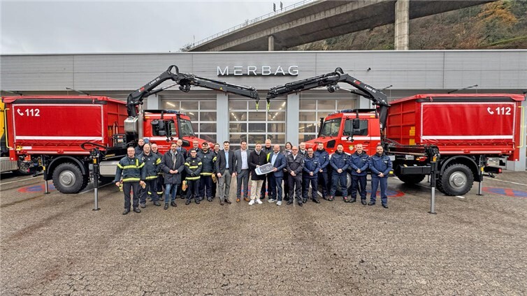Landrat Marko Boos (Mitte) übergibt auf dem Gelände der Firma Merbag in Andernach zwei neue Katastrophenschutzfahrzeuge an die Wehreinheiten Andernach-Miesenheim (links) und Kobern-Gondorf (rechts).  Foto: Kreisverwaltung MYK/Damian Morcinek