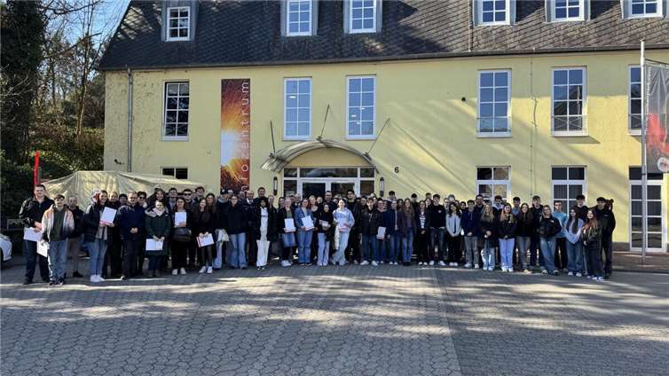 Landrat Marko Boos dankte den Schulsanitätern für ihr Engagement und ihren Einsatz. Foto: Kreisverwaltung MYK/Julia Brück