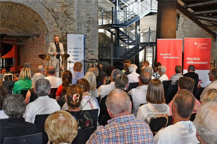 Landrat Marko Boos eröffnete die Abschlussveranstaltung der Mayen-Koblenzer Konzertreihe und begrüßte die zahlreich erschienenen Gäste.  Fotos: Kreisverwaltung MYK/Damian Morcinek