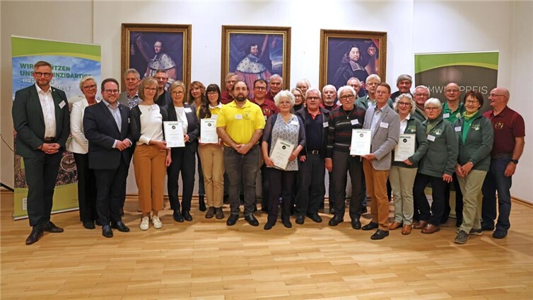 Landrat Marko Boos (ganz links) und der Erste Kreisbeigeordnete Pascal Badziong (3. von links) haben am 28. Oktober 2025 im Festsaal von Schloss von der Leyen in Kobern-Gondorf sechs Initiativen mit dem Umweltpreis der Stiftung für Natur und Umwelt des Landkreises Mayen-Koblenz ausgezeichnet. Foto: Daniel Müller.