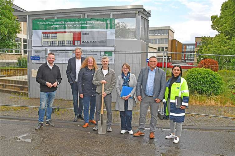 Landrat Marko Boos (links) gemeinsam mit Vertretern von Schulleitung, Fachabteilung der Kreisverwaltung und Baufirma an der Mensa-Baustelle.  Foto: Kreisverwaltung MYK/Damian Morcinek
