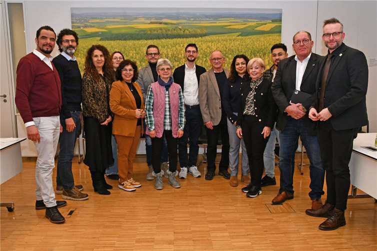 Landrat Marko Boos (rechts) gemeinsam mit den Mitgliedern des Beirats für Migration und Integration. Zum neuen Vorsitzenden wurde Mohamad Al Emam (7.v.r.) aus Mayen gewählt. Seine Stellvertreter sind Michael Krämer (6.v.l.l) aus Mendig und Raduan Fatine (links) aus Mayen. Foto: Kreisverwaltung MYK/Wiebke Schaaf