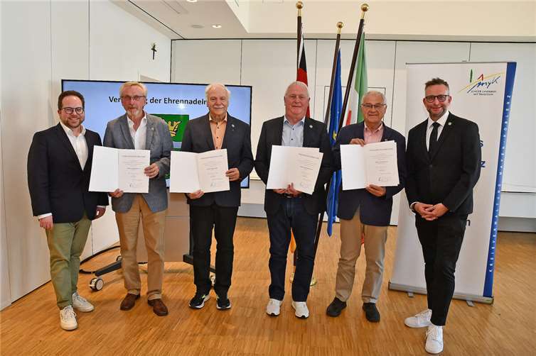 Landrat Marko Boos (rechts) und der Erste Kreisbeigeordnete Pascal Badziong (links) gemeinsam mit den Geehrten (von links) Gerhard Degen, Fritz-Peter Hanke, Bernhard Krayer und Hermann-Josef Baecker. Foto: Kreisverwaltung MYK/Damian Morcinek