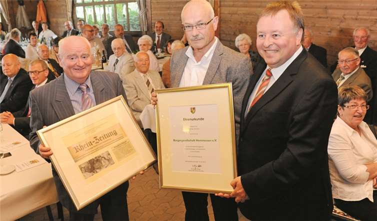 Landrat Pföhler (re.) ehrte die Bürgergesellschaft mit einer Ehrenurkunde.