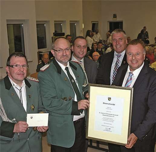 Landrat Pföhler überreicht an den vorsitzenden Weidenbach die Ehrenurkunde des Kreis Ahrweiler.