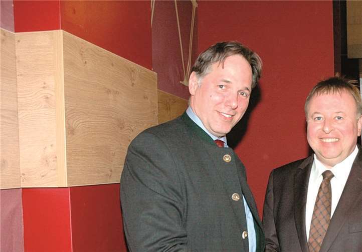 Landrat Pföhler verpflichtet Dr. Stephan Schuck zum stellvertretenden Kreisjagdmeister.