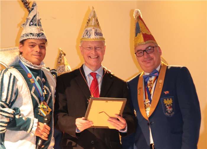 Landrat Puchtler bekam die Senatorenkappe verliehen. (v. l.) Prinz Freddy, Landrat Frank Puchtler, EKG-Präsident Frank Ackermann.