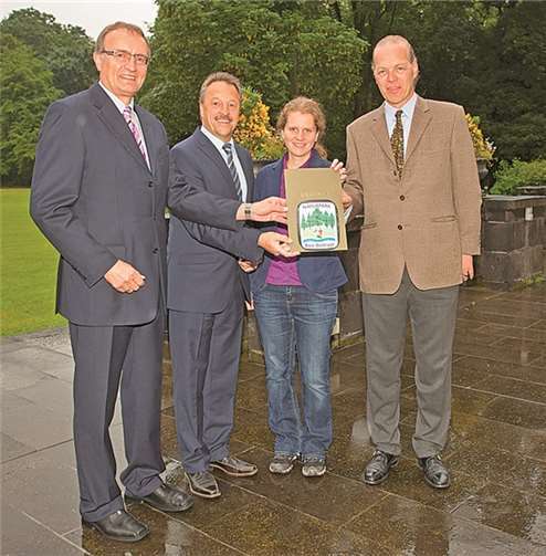 Landrat Rainer Kaul, Bürgermeister Hans-Werner Breithausen, Naturpark-Geschäftsführerin Dr. Friedericke Weber und Carl Fürst zu Wied bei der Übergabe des Naturpark-Förderbescheides vor dem Schloss Neuwied. WT