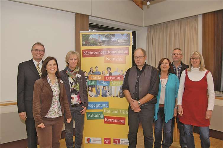 Landrat Rainer Kaul, Koordinatorin Irina Jette Sassor, Bea Röder-Simon, Mehrgenerationenhaus Neuwied, Psychiatriekoordinator Dr. Ulrich Kettler, Anke Speth und Achim Krokowski von den Neuwieder Pflegestützpunkten sowie Susanne Christ von der Lokalen Allianz Neustadt / Wied eröffnen das Projektes „Lokale Allianz für Menschen mit Demenz Neuwied“. privat