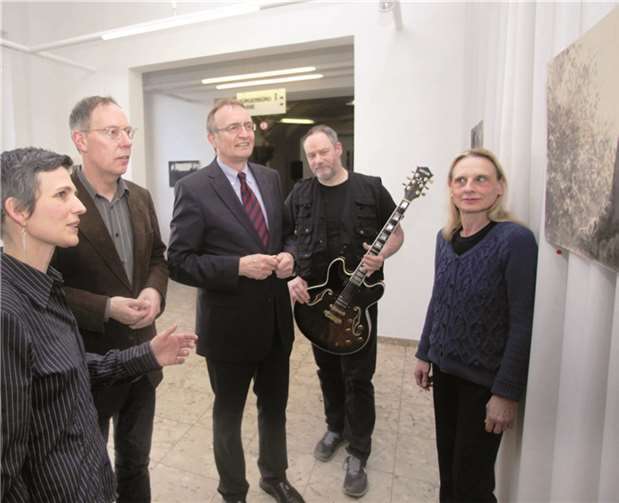 Landrat Rainer Kaul, Kunsthistorikerin Dr. Denise Steger (re.), Musiker und Bildhauer Josef Pröls, Museumsleiter Bernd Willscheid und die Malerin Andrea Pröls (li.). Jörg Niebergall