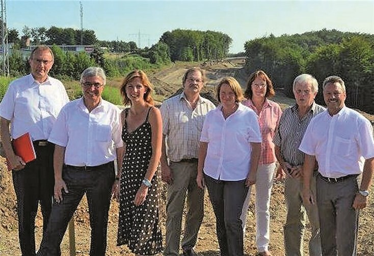 Landrat Rainer Kaul, Minister Roger Lewentz, MdB Sabine Bätzing-Lichtenthäler, Karlheinz Kleinmann(Kreisverwaltung NR), die Ortsbürgermeisterinnen Birgit Haas (Straßenhaus) und Rita Lehnert (Oberhonnefeld-Gierend), Karlheinz Kleinmann (Rengsdorf) und Hans-Werner Breithausen (VG Rengsdorf).privat