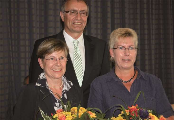 Landrat Rainer Kaul begrüßt Iris Nengel bzw. verabschiedet Ingelore Pinkemeyer als Patientenfürsprecherin. FF