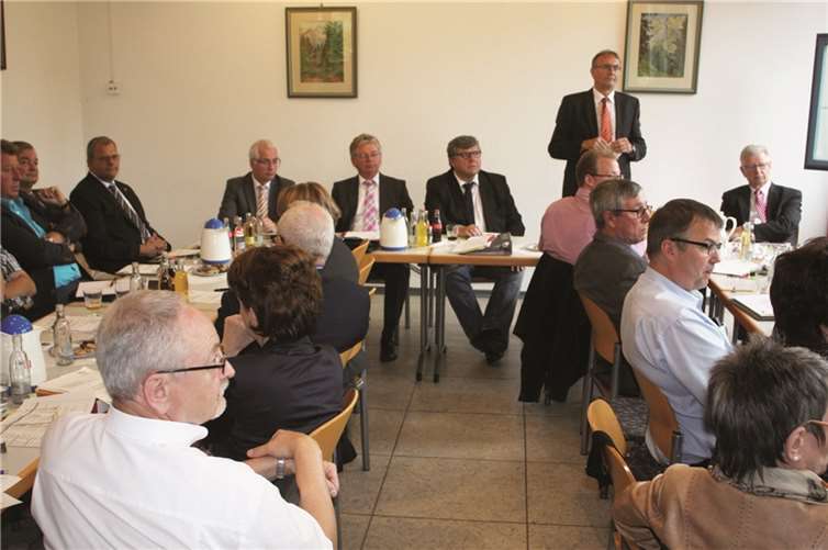 Landrat Rainer Kaul informierte bei der konstituierenden Sitzung des Gemeinde- und Städtebundes über die Situation der Kommunen. DL