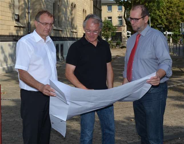 Landrat Rainer Kaul (l.) im Gespräch mit dem Leiter der Kreisimmobilienverwaltung, Rüdiger David (r.) und Christoph Horbert, zuständiger Architekt bei Kreisimmobilienverwaltung, vor dem Schulgebäude. privat