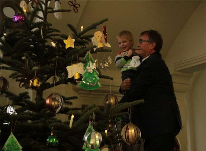 Landrat Rainer Kaul ließ es sich nicht nehmen und schmückte mit den Kindern den Baum.