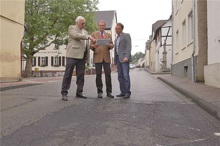 Landrat Rainer Kaul ließ sich nun von Ortsbürgermeister Dieter Runkel und dem Leiter der Masterstraßenmeisterei Neuwied, Michael Quirin, den geplanten Ausbau der K 10 in Dattenberg vor Ort erläutern.privat