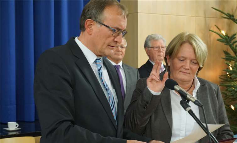Landrat Rainer Kaul mit der neuen ehrenamtlichen Kreisbeigeordneten Birgit Haas (SPD) beim Antritt ihrer Amtszeit. -FF-