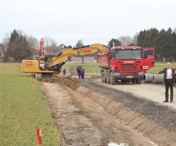 Landrat Rainer Kaul (r.) informiert sich mit dem zuständigen Mitarbeiter der Kreisverwaltung Neuwied, Wilfried Rüdig, vor Ort. Privat